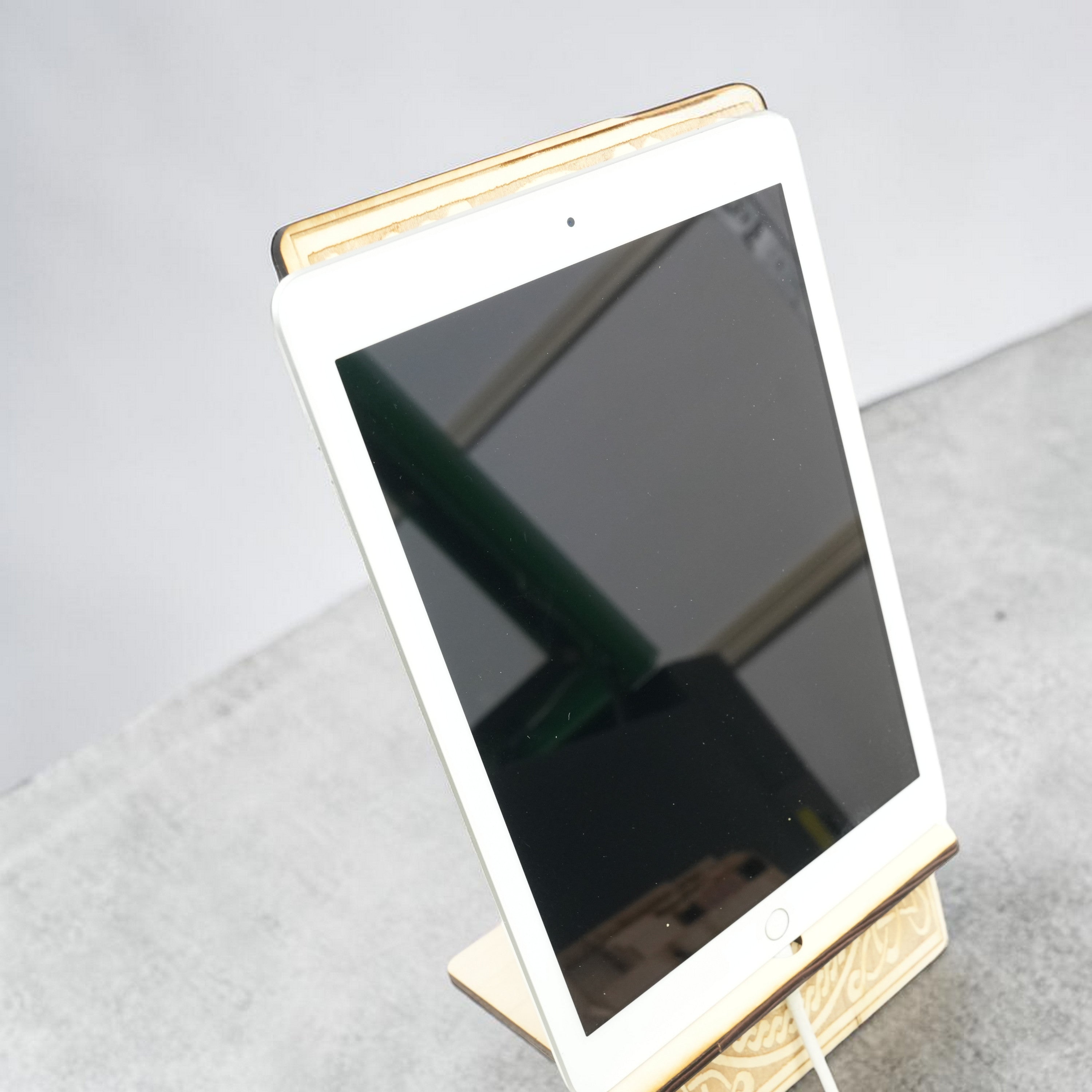 Easel - Cell phone and Pad - Celtic Design